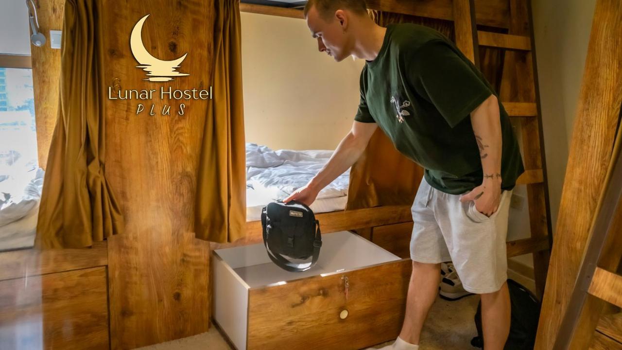 Lunar Hostel Plus Dubai Bagian luar foto
