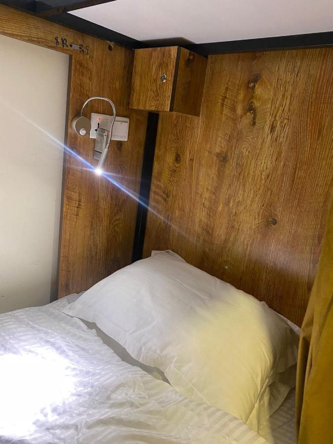 Lunar Hostel Plus Dubai Bagian luar foto