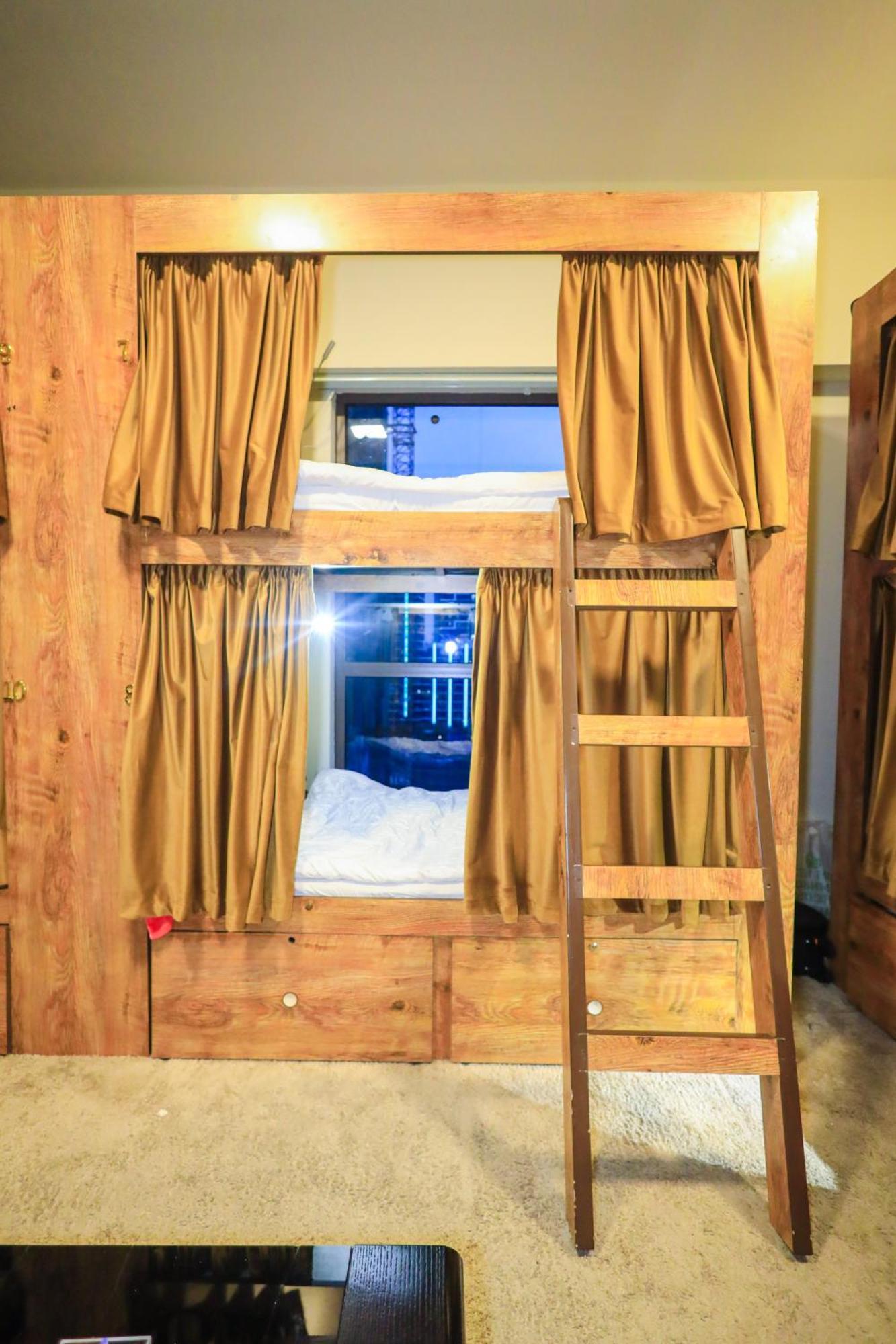 Lunar Hostel Plus Dubai Bagian luar foto