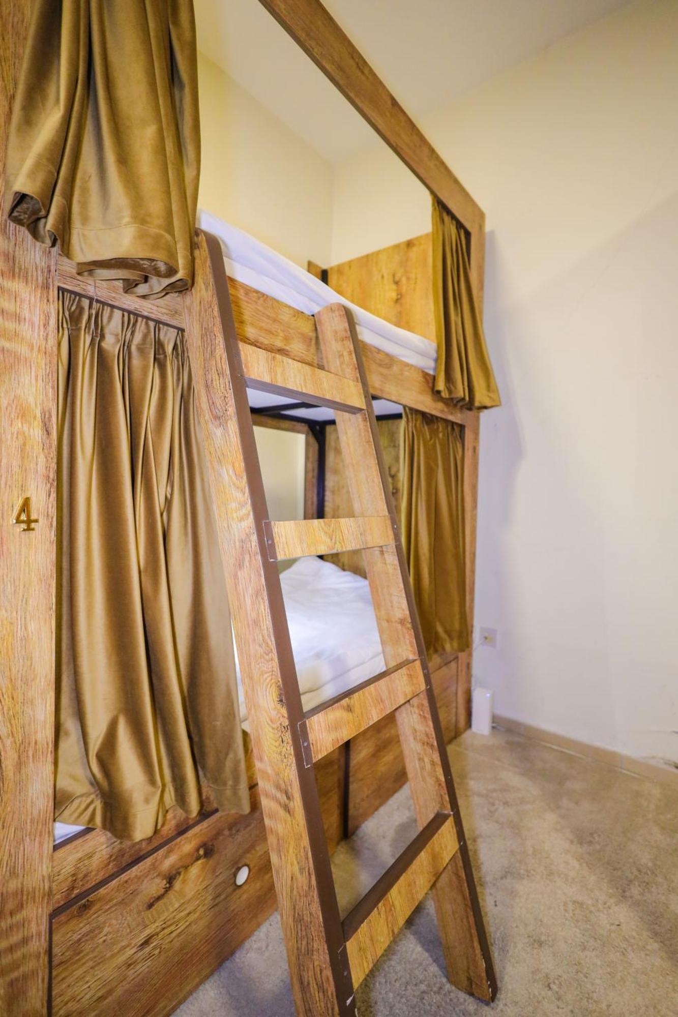 Lunar Hostel Plus Dubai Bagian luar foto