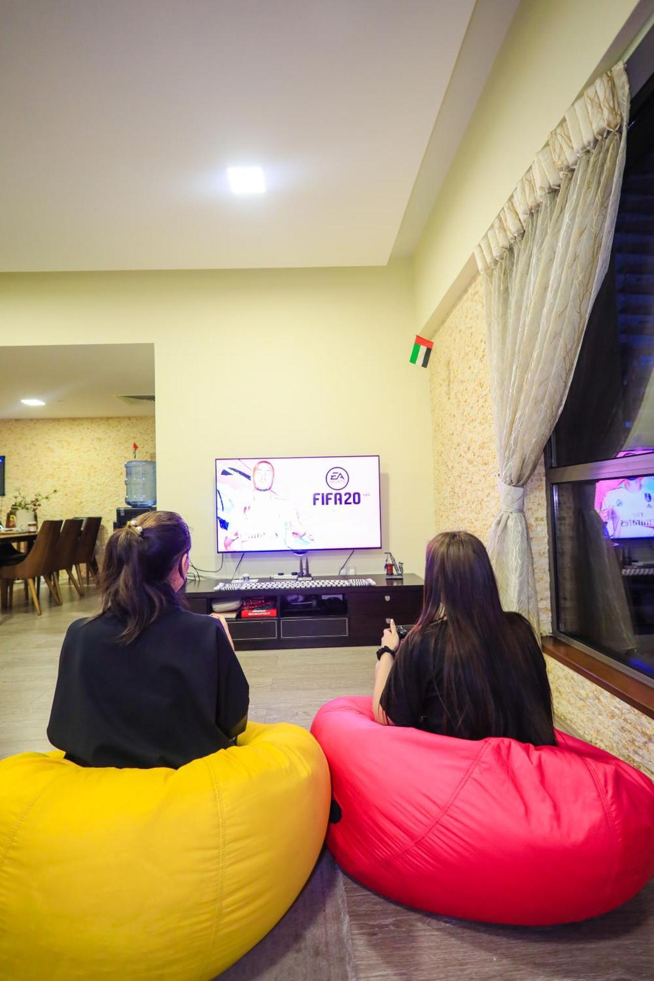 Lunar Hostel Plus Dubai Bagian luar foto