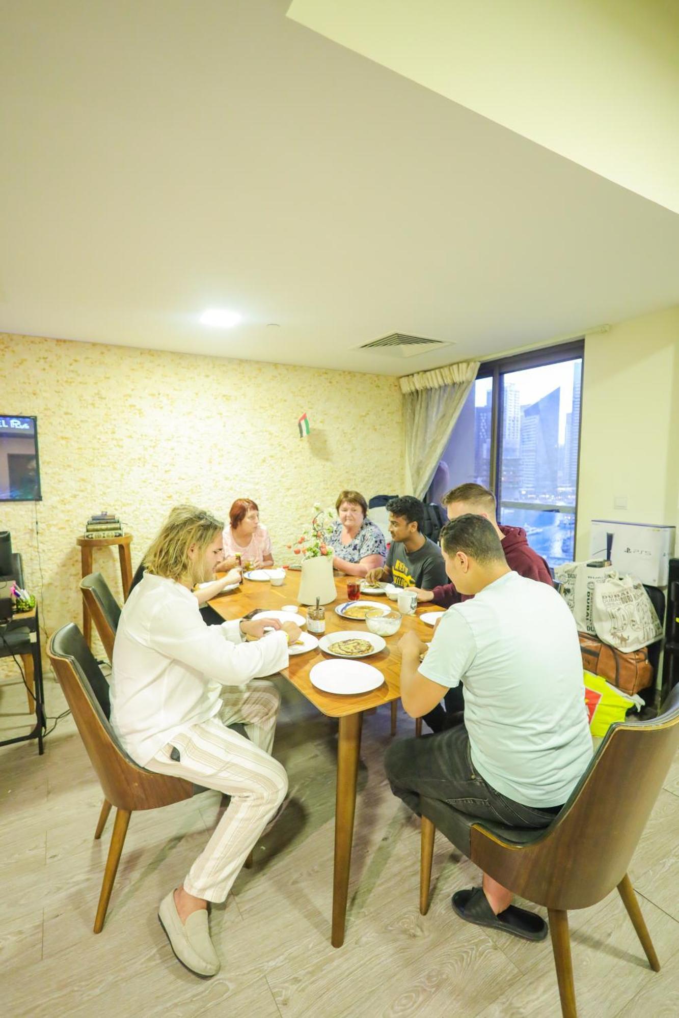 Lunar Hostel Plus Dubai Bagian luar foto